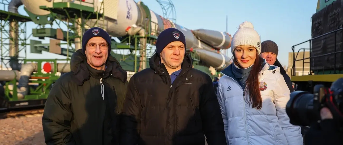 Ракету-носитель с кораблем «Союз МС-25» установили на стартовый стол Байконура