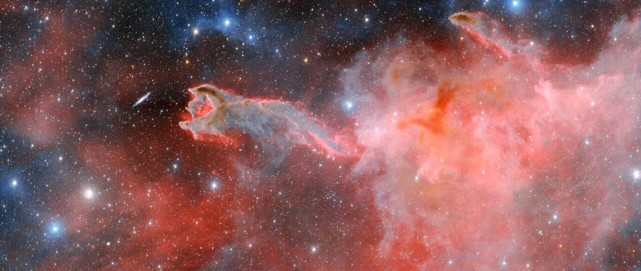 Тянется в глубины космоса: получен снимок уникальной туманности «Рука Бога»