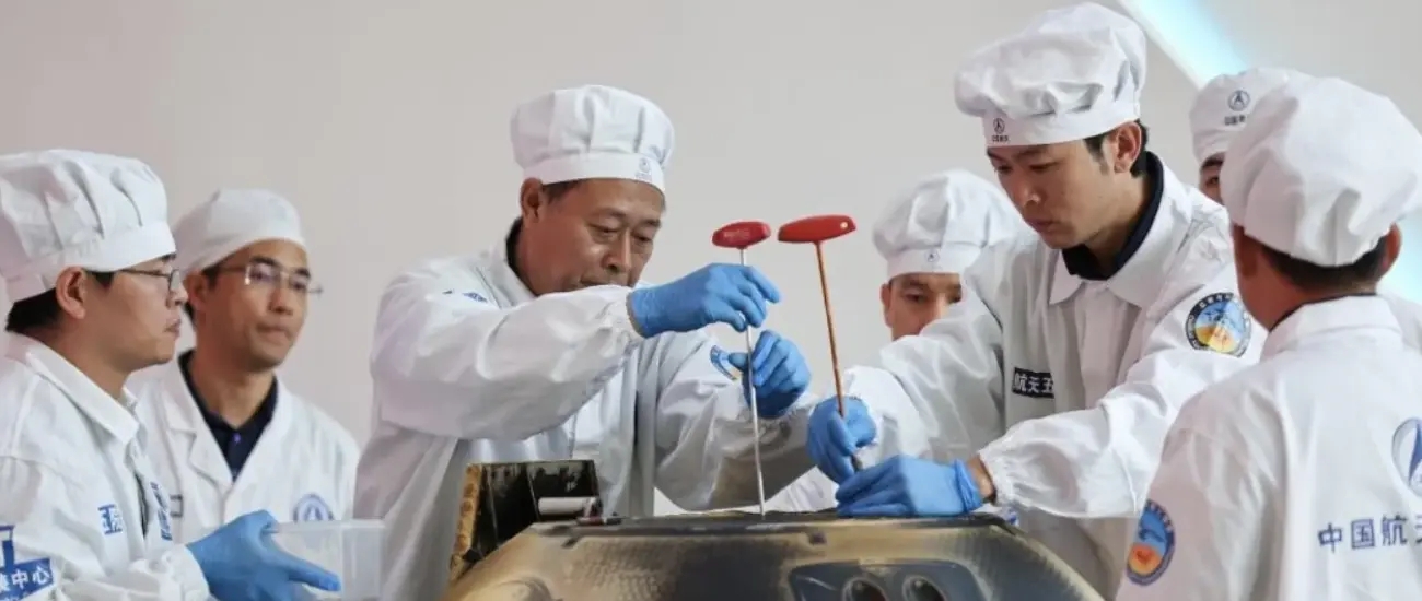 Китайские ученые извлекли контейнер с образцами лунного грунта из «Чанъэ-6»
