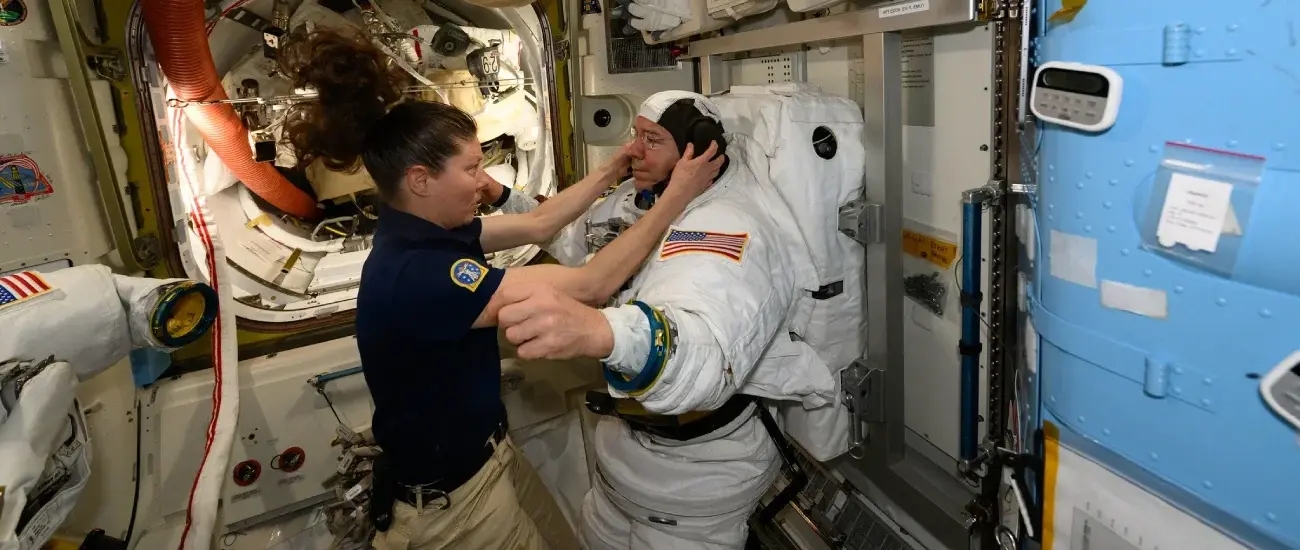 NASA отменило выход астронавтов в открытый космос из-за проблем со скафандром