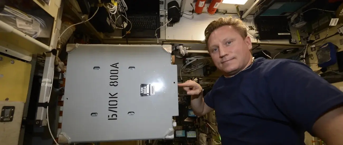 Российские космонавты заменили аккумуляторную батарею в «Заре»
