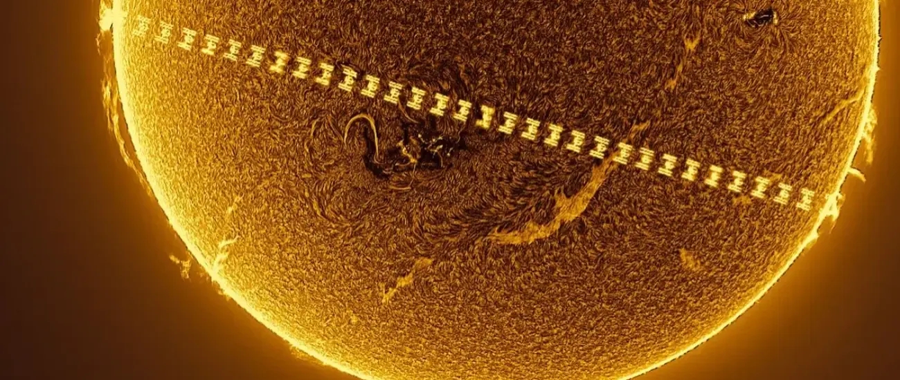 Астрофотограф снял захватывающие кадры пролета МКС на фоне Солнца
