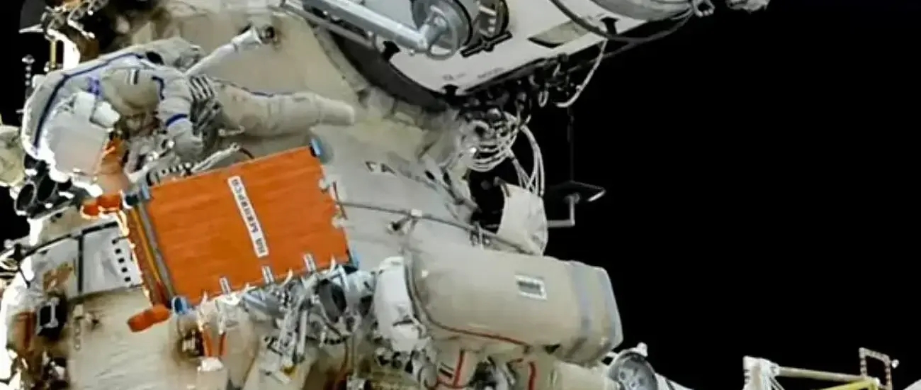 Российские космонавты отключили радиатор модуля «Наука» с утечкой