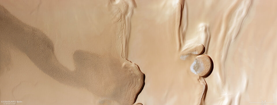 Песчаные дюны и льды Марса