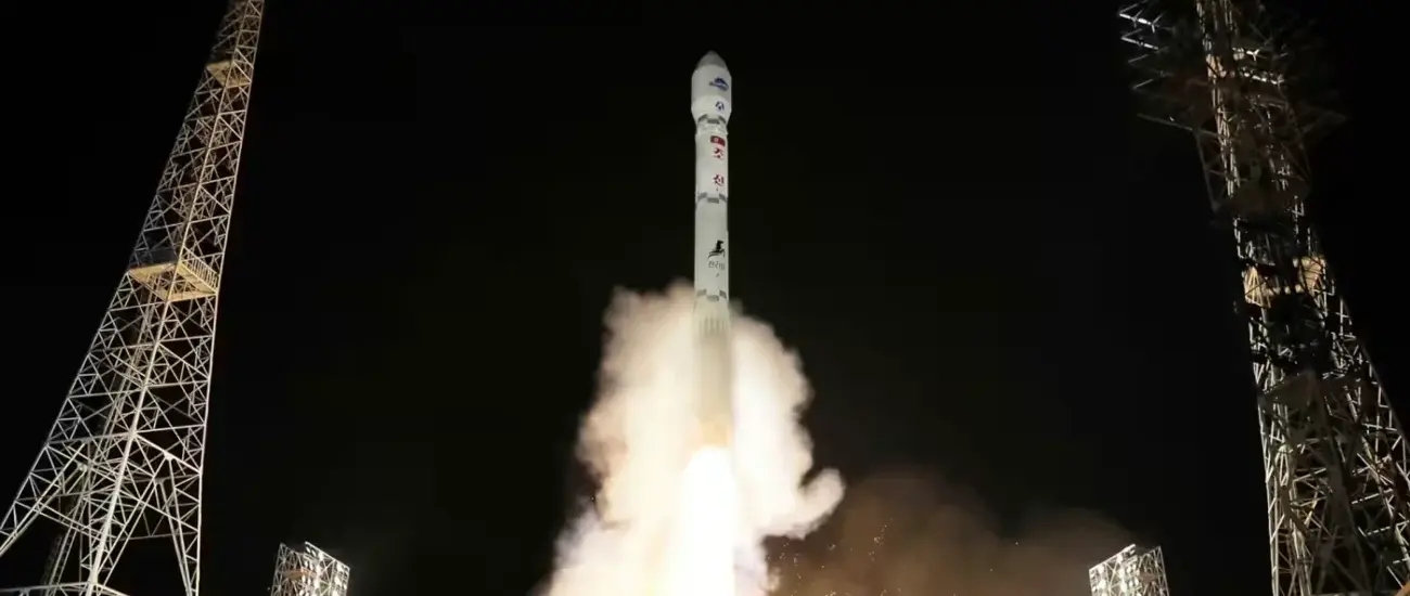 КНДР не смогла вывести на орбиту военный спутник из-за взрыва ракеты-носителя