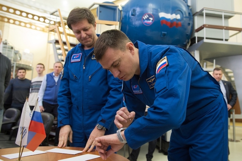 Космонавты во время сдачи экзамена.