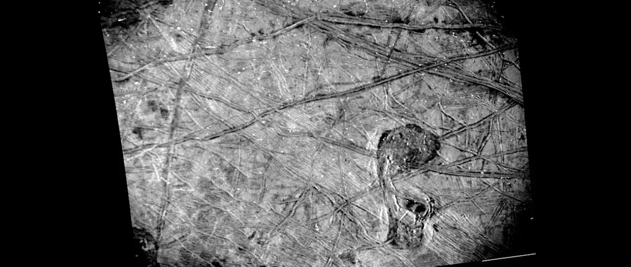 Снимки «Юноны» подтвердили: ледяной панцирь спутника Юпитера Европы движется