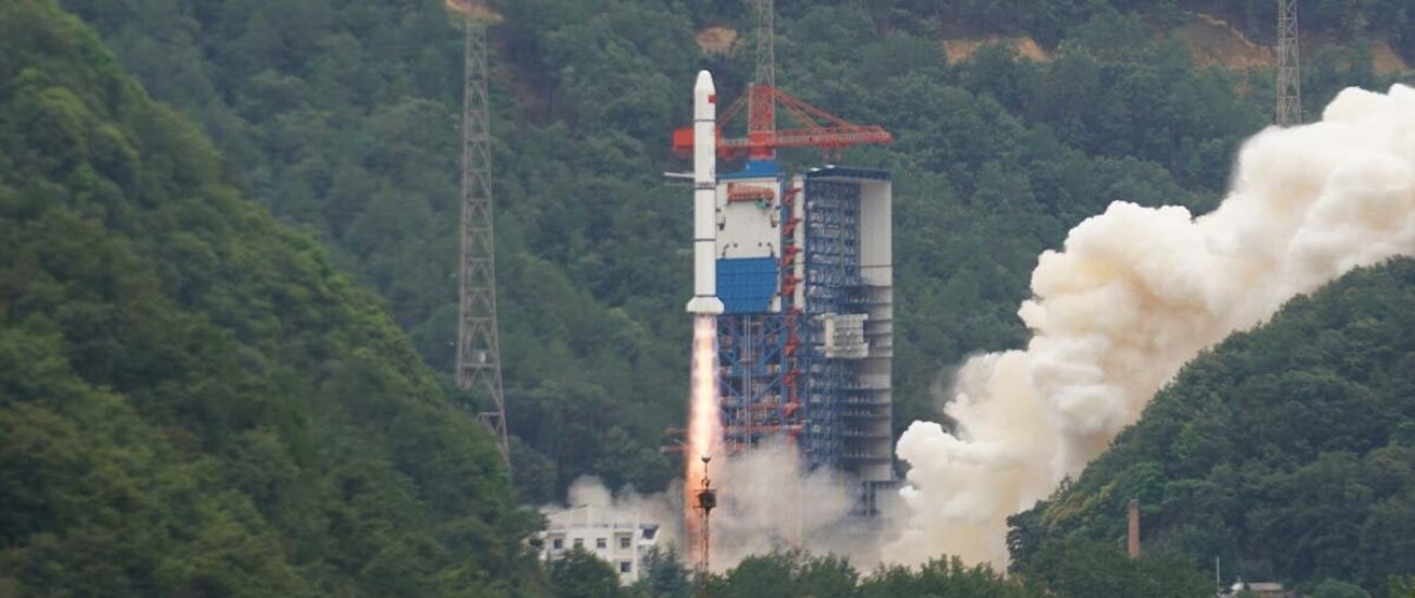 Китай успешно запустил спутник-телескоп, но напугал жителей падением ступени ракеты