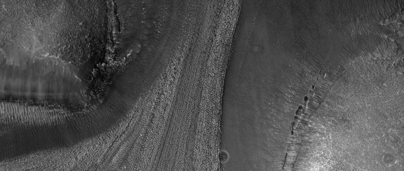 Автоматическая станция MRO зафиксировала движение ледников на Марсе