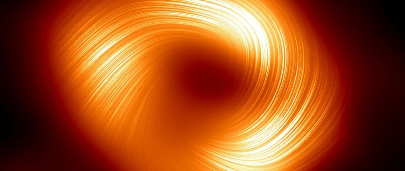 У гигантской черной дыры в центре Млечного Пути разглядели мощные магнитные поля