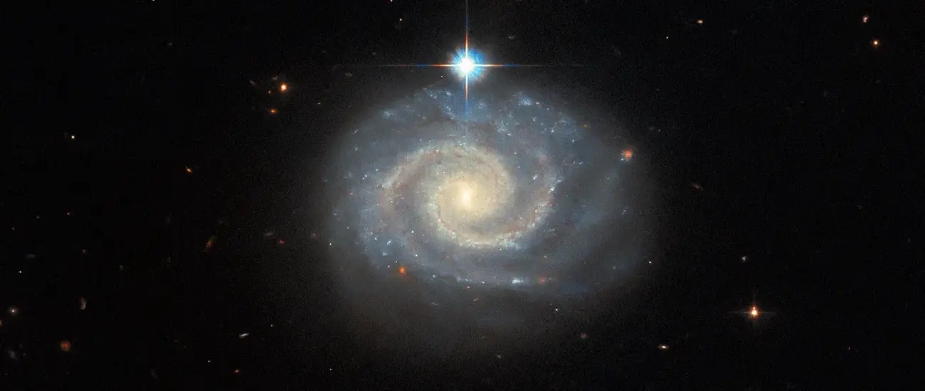 Бросает вызов законам физики: «Хаббл» изучил галактику с «запрещенным» светом