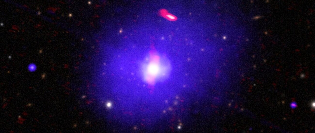 Астрономы изучили неожиданно «пассивную» сверхгигантскую черную дыру