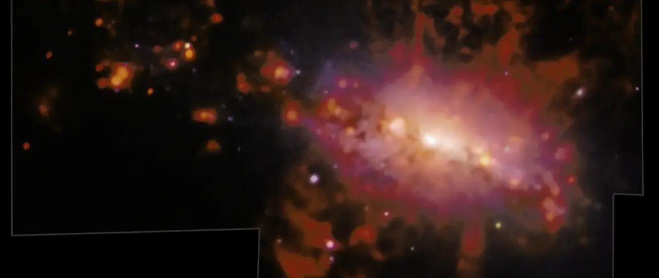 «Гейзер» массой 50 миллионов Солнц — в другой галактике происходит странный катаклизм