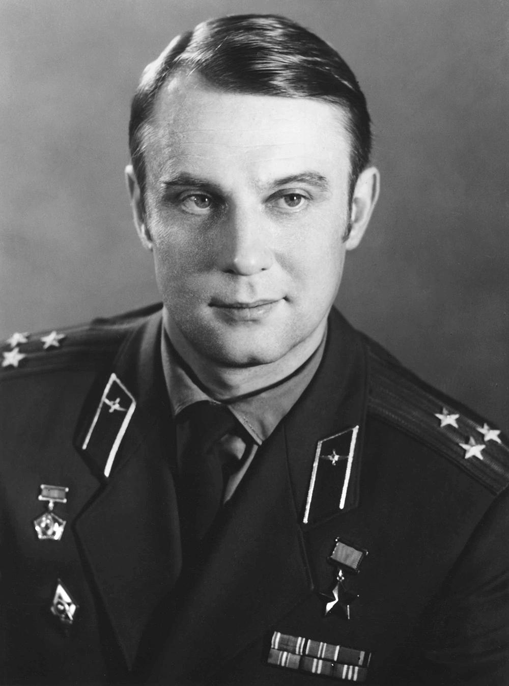Герой Советского Союза, летчик-космонавт полковник Валерий Рождественский