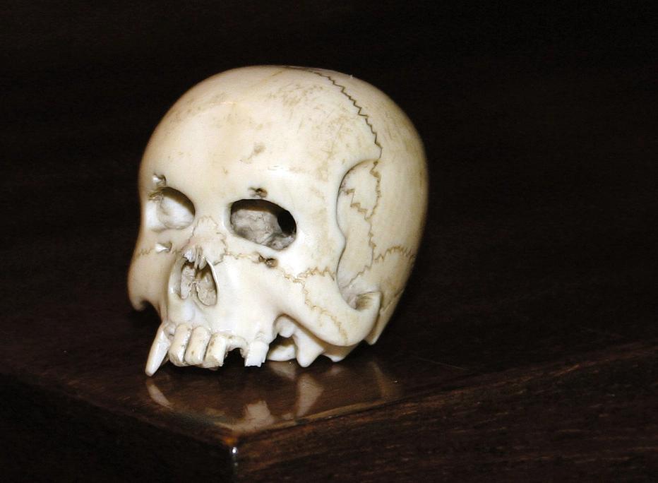 Копия человеческого черепа из моржовой кости, которую брал Валерий Рождественский с собой на орбиту