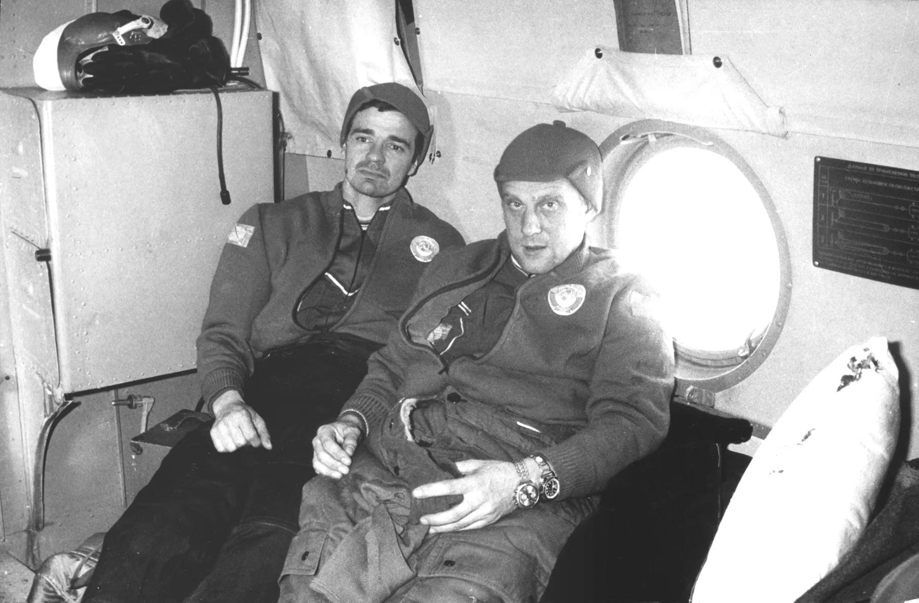 Вячеслав Зудов и Валерий Рождественский в вертолете по дороге домой