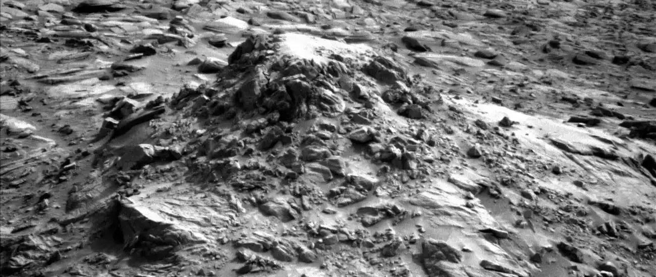 Марсоход Curiosity исследует загадочную груду камней