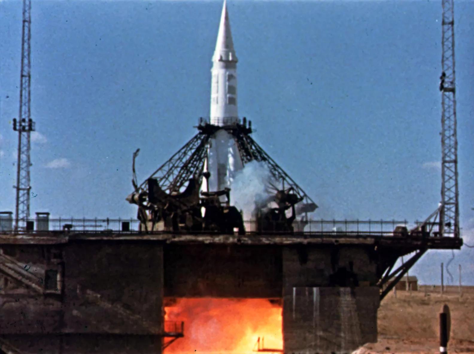 Старт межконтинентальной ракеты Р-7А с полигона Тюра-Там