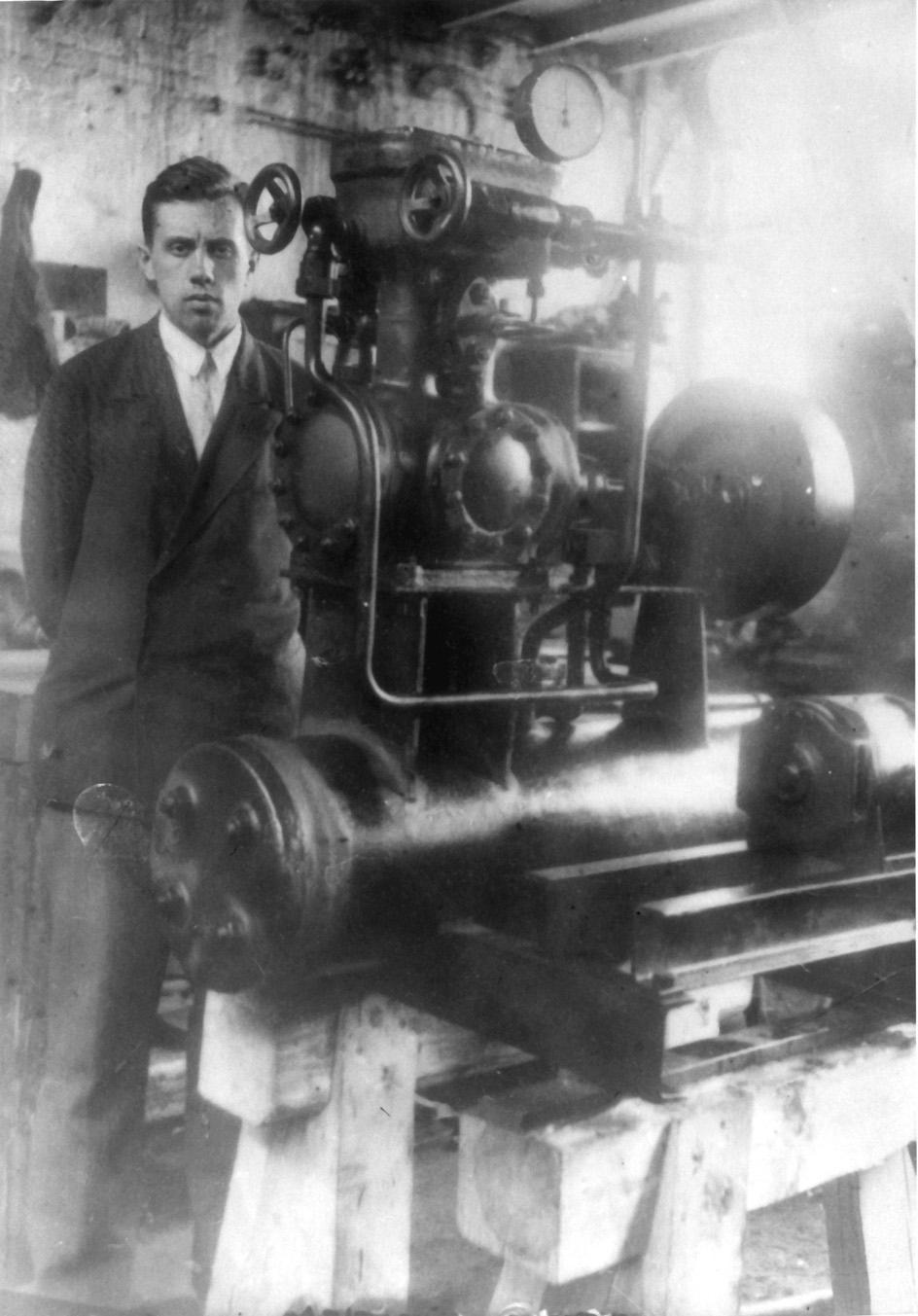  В.П. Бармин на заводе возле вновь созданного компрессора, 1934 год