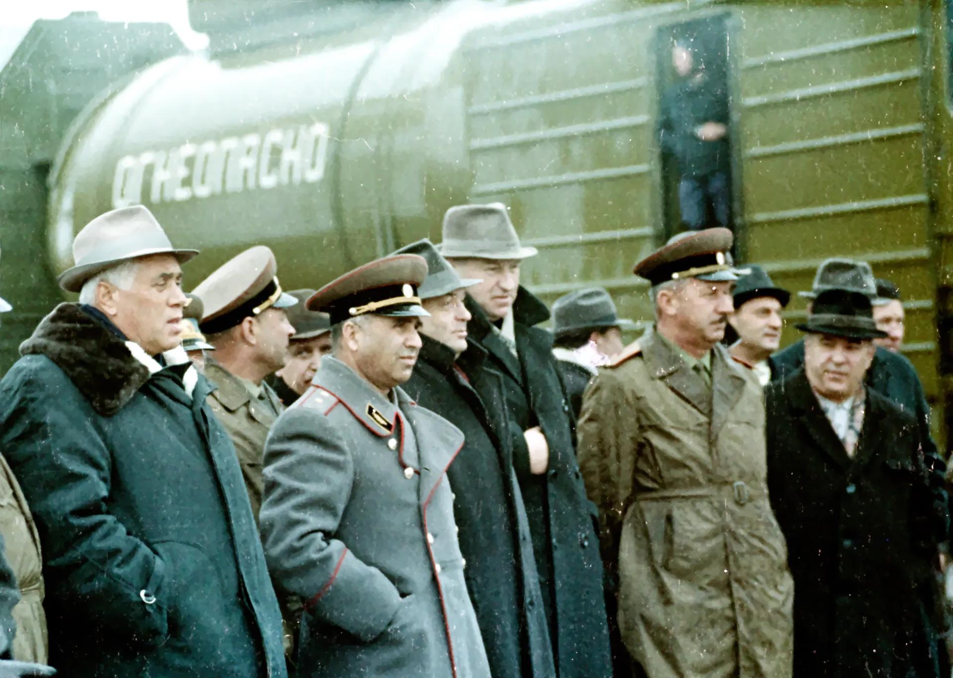 Владимир Павлович Бармин (крайний слева) с другими членами госкомиссии на стартовом комплексе