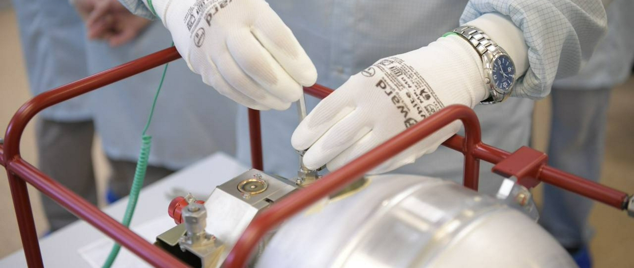 Собран первый двигатель для новейшего российского спутника системы «Марафон-IoT»