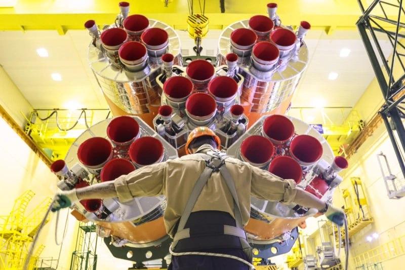 На этот год Роскосмос планирует больше 40 космических пусков. На фото: окончательная сборка ракеты серии "Союз" на космодроме Байконур