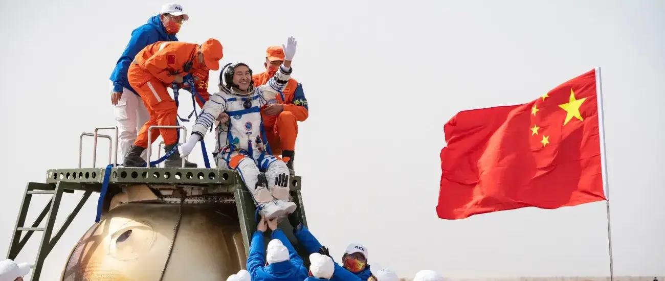 «Шэньчжоу-16» вернул трех китайских космонавтов на Землю со станции «Тяньгун»