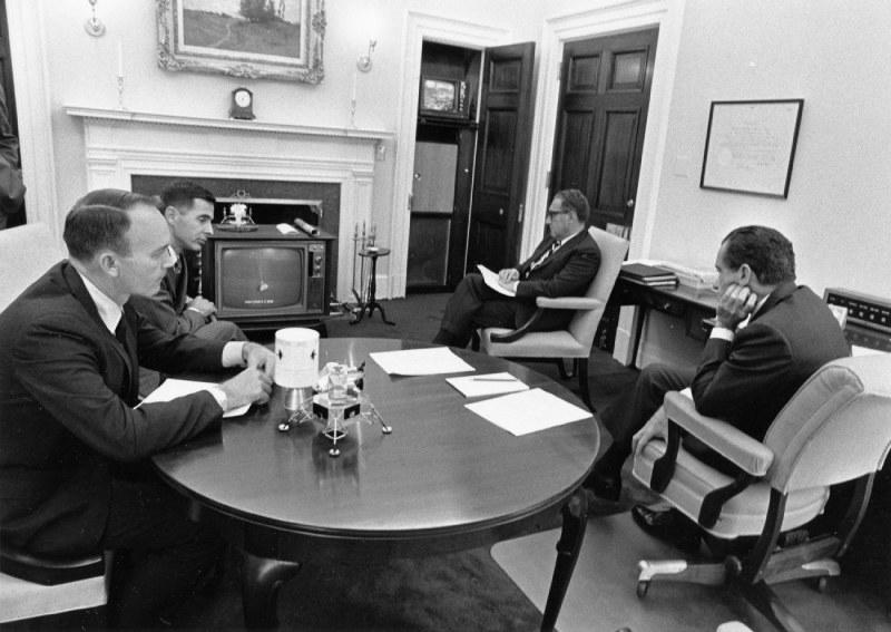 Президент Ричард Никсон и члены его администрации Майкл Коллинз, Уильям Андерс и Генри Киссинджер следят за телетрансляцией приводнения командного модуля корабля "Аполлон-13"