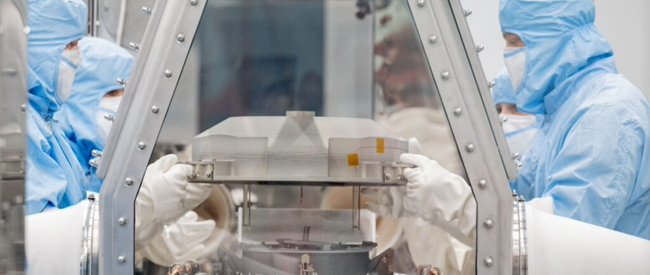 В NASA вскрыли контейнер с грунтом астероида Бенну и обнаружили черную пыль