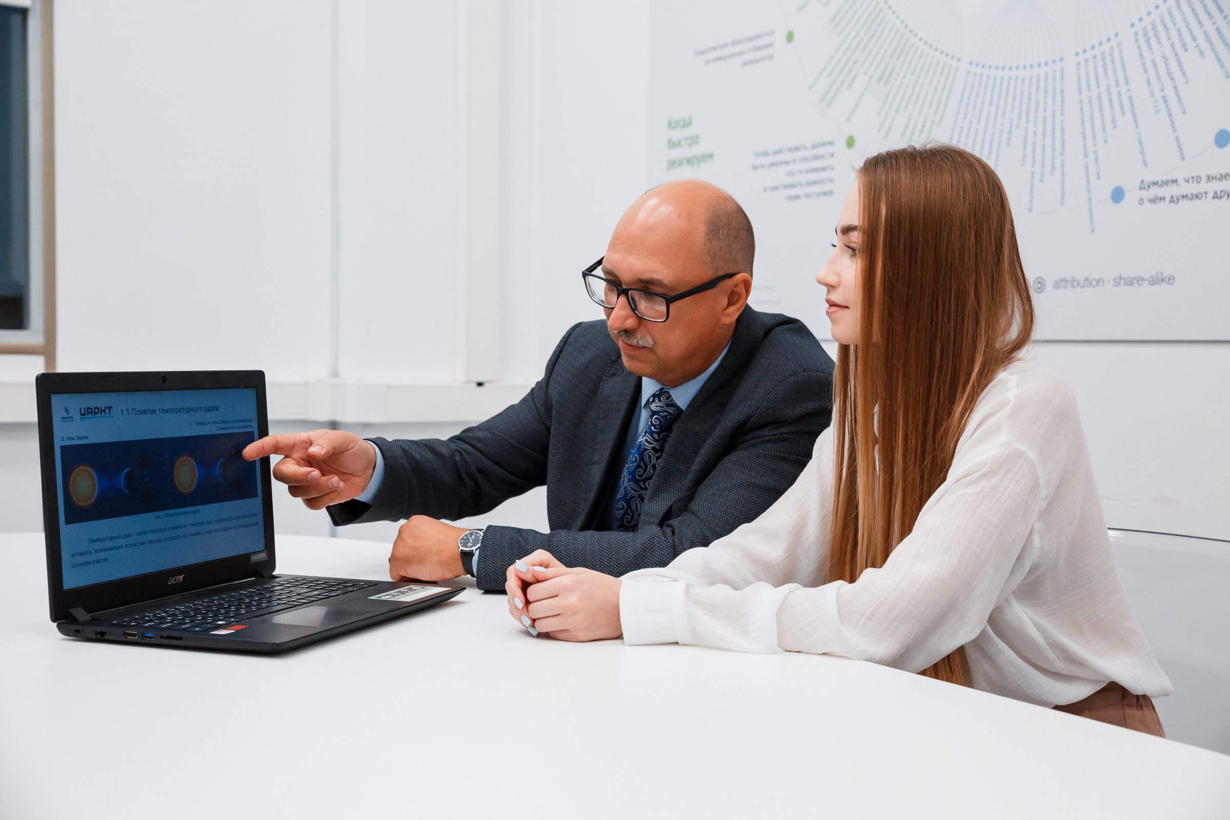 Андрей Седельников и Александра Николаева (фото Олеси Ориной, пресс-служба Самарского университета имени Королева)