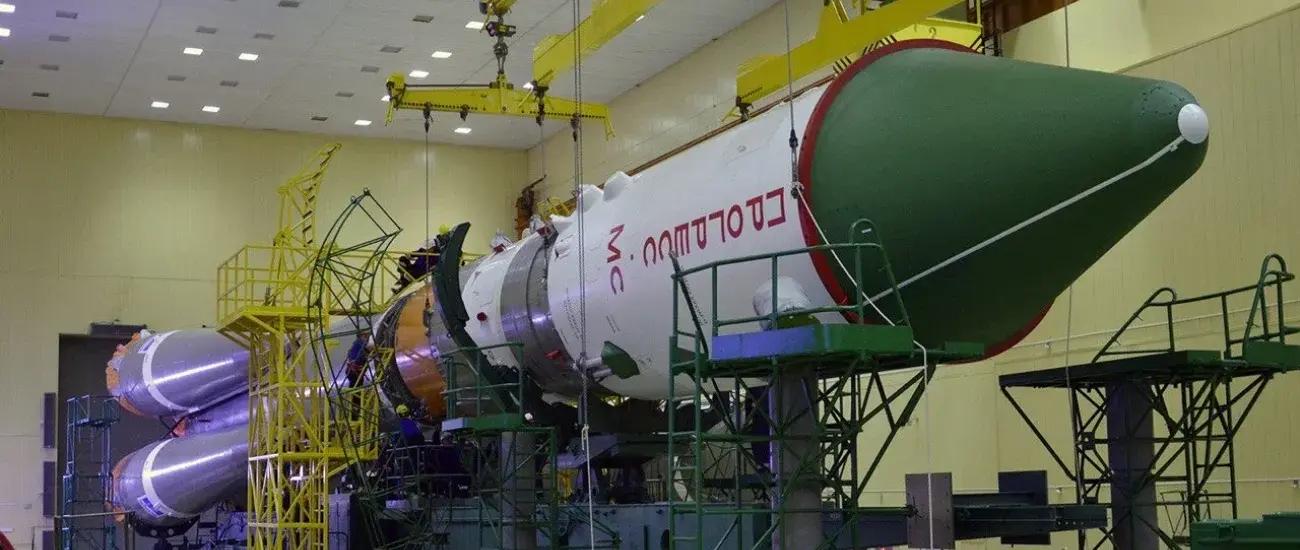 Ракету-носитель с кораблем «Прогресс МС-26» вывезли на стартовый комплекс Байконура