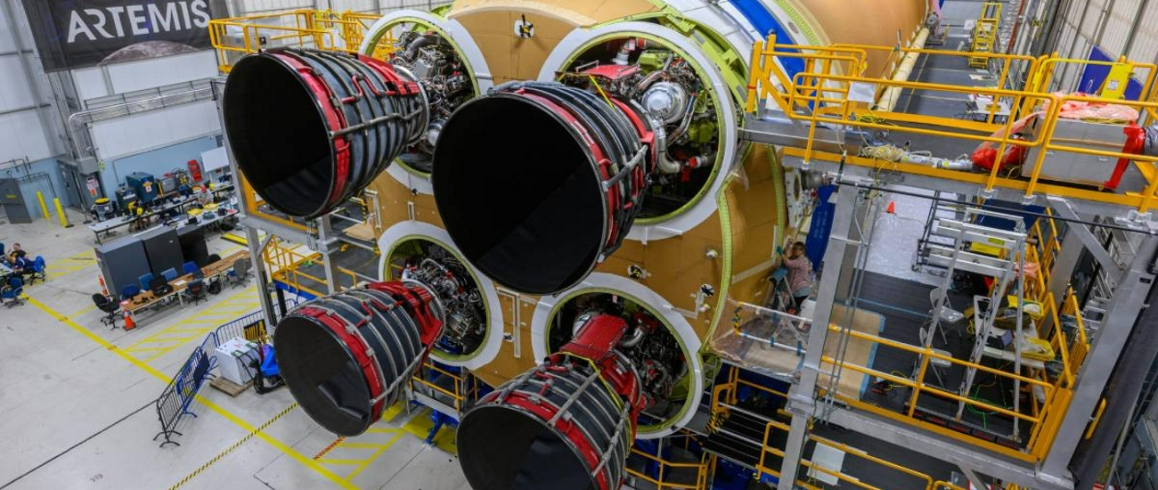Ракета для лунной миссии Artemis II получила все четыре двигателя