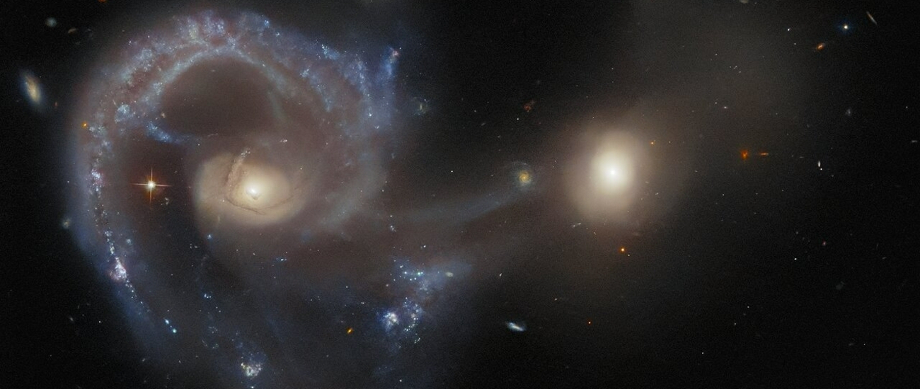 «Хаббл» запечатлел газовый «мост» между двумя сталкивающимися галактиками