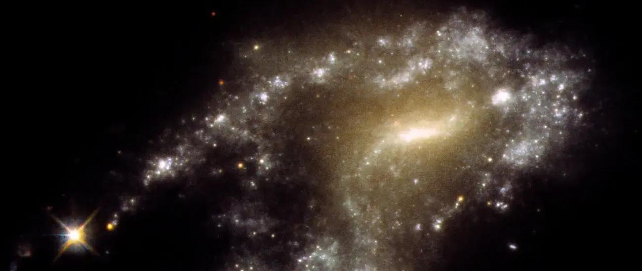 «Нити жемчуга»: «Хаббл» запечатлел звездные скопления при столкновениях галактик